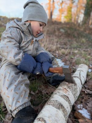 Tiril Sjåstad Christiansen Instagram - Denne jula ble alt annet enn tradisjonell 🫣
Omgangssyke på 4 av 7… og for første gang i livet ble det faktisk ikke julefeiring den 24. desember. Takk og lov for svigers som tok vare på både store og små, uten tvil årets beste gave 😅

Vi prøvde oss derimot på ribbe i stillongs 1. juledag, det gikk sånn helt passe… og så ble det gaveåpning i soloppgang, skikkelig amerikanske tilstander.

Jul er forventninger, tradisjoner og mye følelser og kanskje derfor var det også litt godt å bli minnet på at alt ikke trenger å gå helt etter boka. Livet skjer, også på julaften. Og det går fint 🎄

Det viktigste var at vi var sammen, gjorde det beste ut av det når vi var friske nok, og fant roen midt i kaoset.
Til og med hvit jul i Grimstad 🤍

Nå er hele flokken endelig i form igjen, og snart bærer det til fjells for snø, aking, ski og frisk luft ⛷️

God jul ❤️