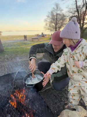 Tiril Sjåstad Christiansen Instagram - Denne jula ble alt annet enn tradisjonell 🫣
Omgangssyke på 4 av 7… og for første gang i livet ble det faktisk ikke julefeiring den 24. desember. Takk og lov for svigers som tok vare på både store og små, uten tvil årets beste gave 😅

Vi prøvde oss derimot på ribbe i stillongs 1. juledag, det gikk sånn helt passe… og så ble det gaveåpning i soloppgang, skikkelig amerikanske tilstander.

Jul er forventninger, tradisjoner og mye følelser og kanskje derfor var det også litt godt å bli minnet på at alt ikke trenger å gå helt etter boka. Livet skjer, også på julaften. Og det går fint 🎄

Det viktigste var at vi var sammen, gjorde det beste ut av det når vi var friske nok, og fant roen midt i kaoset.
Til og med hvit jul i Grimstad 🤍

Nå er hele flokken endelig i form igjen, og snart bærer det til fjells for snø, aking, ski og frisk luft ⛷️

God jul ❤️