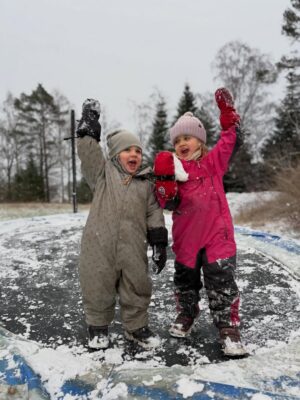 Tiril Sjåstad Christiansen Instagram - Denne jula ble alt annet enn tradisjonell 🫣
Omgangssyke på 4 av 7… og for første gang i livet ble det faktisk ikke julefeiring den 24. desember. Takk og lov for svigers som tok vare på både store og små, uten tvil årets beste gave 😅

Vi prøvde oss derimot på ribbe i stillongs 1. juledag, det gikk sånn helt passe… og så ble det gaveåpning i soloppgang, skikkelig amerikanske tilstander.

Jul er forventninger, tradisjoner og mye følelser og kanskje derfor var det også litt godt å bli minnet på at alt ikke trenger å gå helt etter boka. Livet skjer, også på julaften. Og det går fint 🎄

Det viktigste var at vi var sammen, gjorde det beste ut av det når vi var friske nok, og fant roen midt i kaoset.
Til og med hvit jul i Grimstad 🤍

Nå er hele flokken endelig i form igjen, og snart bærer det til fjells for snø, aking, ski og frisk luft ⛷️

God jul ❤️