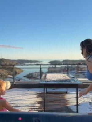 Tiril Sjåstad Christiansen Instagram - Denne jula ble alt annet enn tradisjonell 🫣
Omgangssyke på 4 av 7… og for første gang i livet ble det faktisk ikke julefeiring den 24. desember. Takk og lov for svigers som tok vare på både store og små, uten tvil årets beste gave 😅
Vi prøvde oss derimot på ribbe i stillongs 1. juledag, det gikk sånn helt passe… og så ble det gaveåpning i soloppgang, skikkelig amerikanske tilstander.
Jul er forventninger, tradisjoner og mye følelser og kanskje derfor var det også litt godt å bli minnet på at alt ikke trenger å gå helt etter boka. Livet skjer, også på julaften. Og det går fint 🎄
Det viktigste var at vi var sammen, gjorde det beste ut av det når vi var friske nok, og fant roen midt i kaoset.
Til og med hvit jul i Grimstad 🤍
Nå er hele flokken endelig i form igjen, og snart bærer det til fjells for snø, aking, ski og frisk luft ⛷️
God jul ❤️