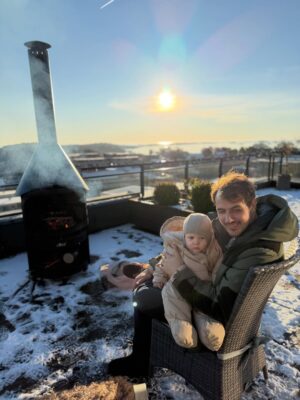 Tiril Sjåstad Christiansen Instagram - Denne jula ble alt annet enn tradisjonell 🫣
Omgangssyke på 4 av 7… og for første gang i livet ble det faktisk ikke julefeiring den 24. desember. Takk og lov for svigers som tok vare på både store og små, uten tvil årets beste gave 😅

Vi prøvde oss derimot på ribbe i stillongs 1. juledag, det gikk sånn helt passe… og så ble det gaveåpning i soloppgang, skikkelig amerikanske tilstander.

Jul er forventninger, tradisjoner og mye følelser og kanskje derfor var det også litt godt å bli minnet på at alt ikke trenger å gå helt etter boka. Livet skjer, også på julaften. Og det går fint 🎄

Det viktigste var at vi var sammen, gjorde det beste ut av det når vi var friske nok, og fant roen midt i kaoset.
Til og med hvit jul i Grimstad 🤍

Nå er hele flokken endelig i form igjen, og snart bærer det til fjells for snø, aking, ski og frisk luft ⛷️

God jul ❤️
