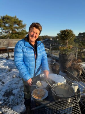 Tiril Sjåstad Christiansen Instagram - Denne jula ble alt annet enn tradisjonell 🫣
Omgangssyke på 4 av 7… og for første gang i livet ble det faktisk ikke julefeiring den 24. desember. Takk og lov for svigers som tok vare på både store og små, uten tvil årets beste gave 😅

Vi prøvde oss derimot på ribbe i stillongs 1. juledag, det gikk sånn helt passe… og så ble det gaveåpning i soloppgang, skikkelig amerikanske tilstander.

Jul er forventninger, tradisjoner og mye følelser og kanskje derfor var det også litt godt å bli minnet på at alt ikke trenger å gå helt etter boka. Livet skjer, også på julaften. Og det går fint 🎄

Det viktigste var at vi var sammen, gjorde det beste ut av det når vi var friske nok, og fant roen midt i kaoset.
Til og med hvit jul i Grimstad 🤍

Nå er hele flokken endelig i form igjen, og snart bærer det til fjells for snø, aking, ski og frisk luft ⛷️

God jul ❤️