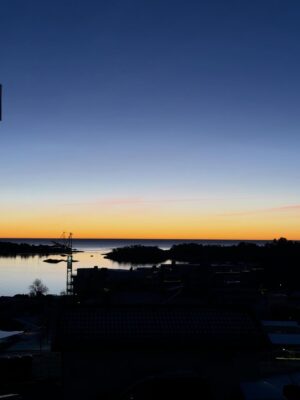 Tiril Sjåstad Christiansen Instagram - Denne jula ble alt annet enn tradisjonell 🫣
Omgangssyke på 4 av 7… og for første gang i livet ble det faktisk ikke julefeiring den 24. desember. Takk og lov for svigers som tok vare på både store og små, uten tvil årets beste gave 😅

Vi prøvde oss derimot på ribbe i stillongs 1. juledag, det gikk sånn helt passe… og så ble det gaveåpning i soloppgang, skikkelig amerikanske tilstander.

Jul er forventninger, tradisjoner og mye følelser og kanskje derfor var det også litt godt å bli minnet på at alt ikke trenger å gå helt etter boka. Livet skjer, også på julaften. Og det går fint 🎄

Det viktigste var at vi var sammen, gjorde det beste ut av det når vi var friske nok, og fant roen midt i kaoset.
Til og med hvit jul i Grimstad 🤍

Nå er hele flokken endelig i form igjen, og snart bærer det til fjells for snø, aking, ski og frisk luft ⛷️

God jul ❤️