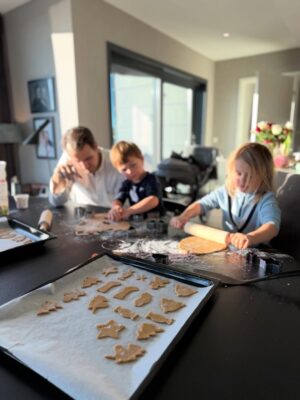 Tiril Sjåstad Christiansen Instagram - Denne jula ble alt annet enn tradisjonell 🫣
Omgangssyke på 4 av 7… og for første gang i livet ble det faktisk ikke julefeiring den 24. desember. Takk og lov for svigers som tok vare på både store og små, uten tvil årets beste gave 😅

Vi prøvde oss derimot på ribbe i stillongs 1. juledag, det gikk sånn helt passe… og så ble det gaveåpning i soloppgang, skikkelig amerikanske tilstander.

Jul er forventninger, tradisjoner og mye følelser og kanskje derfor var det også litt godt å bli minnet på at alt ikke trenger å gå helt etter boka. Livet skjer, også på julaften. Og det går fint 🎄

Det viktigste var at vi var sammen, gjorde det beste ut av det når vi var friske nok, og fant roen midt i kaoset.
Til og med hvit jul i Grimstad 🤍

Nå er hele flokken endelig i form igjen, og snart bærer det til fjells for snø, aking, ski og frisk luft ⛷️

God jul ❤️