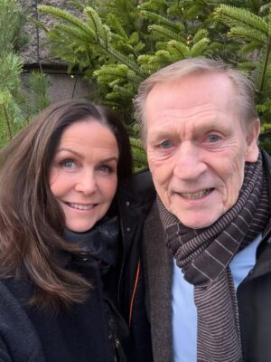 Titti Schultz Instagram - Vi har det bra, pappan och jag! God Jul! ♥️