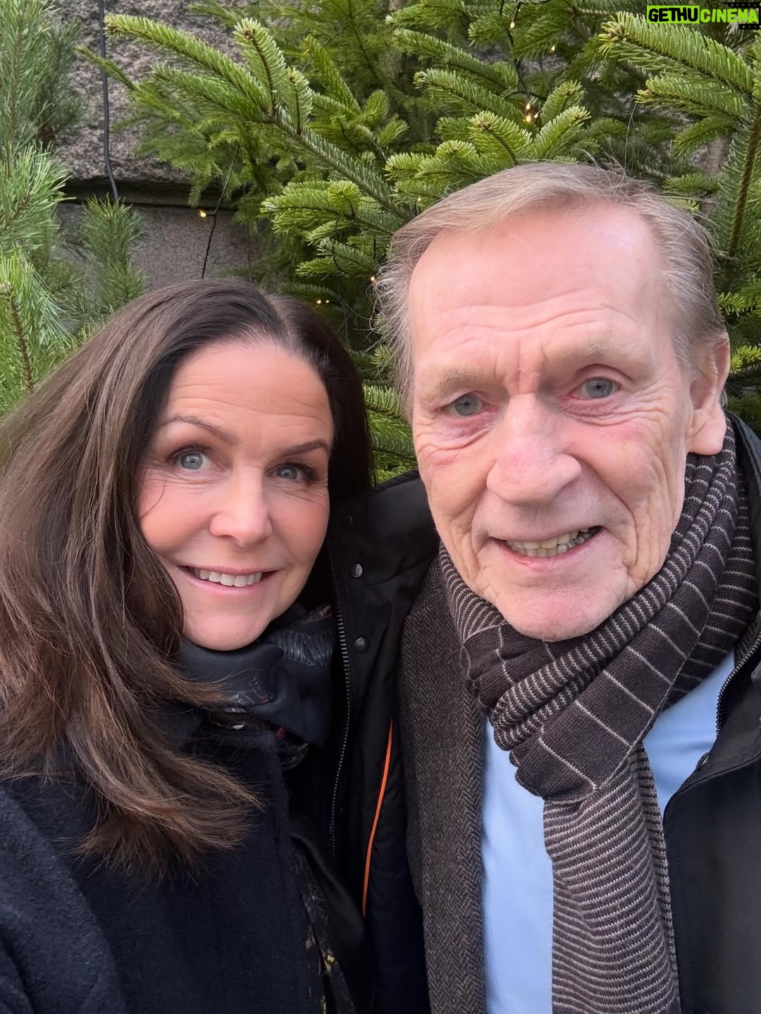 Titti Schultz - 11.8K Likes - Vi har det bra, pappan och jag! God Jul! ♥️
