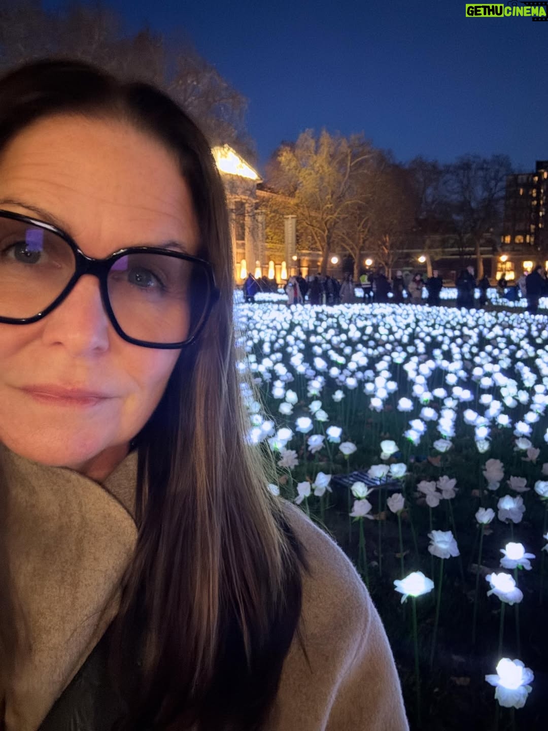 Titti Schultz - 5.3K Likes - Uppvärmd och klar för jul! 🌲
Pengarna slut så nu åker jag hem och jobbar lite.