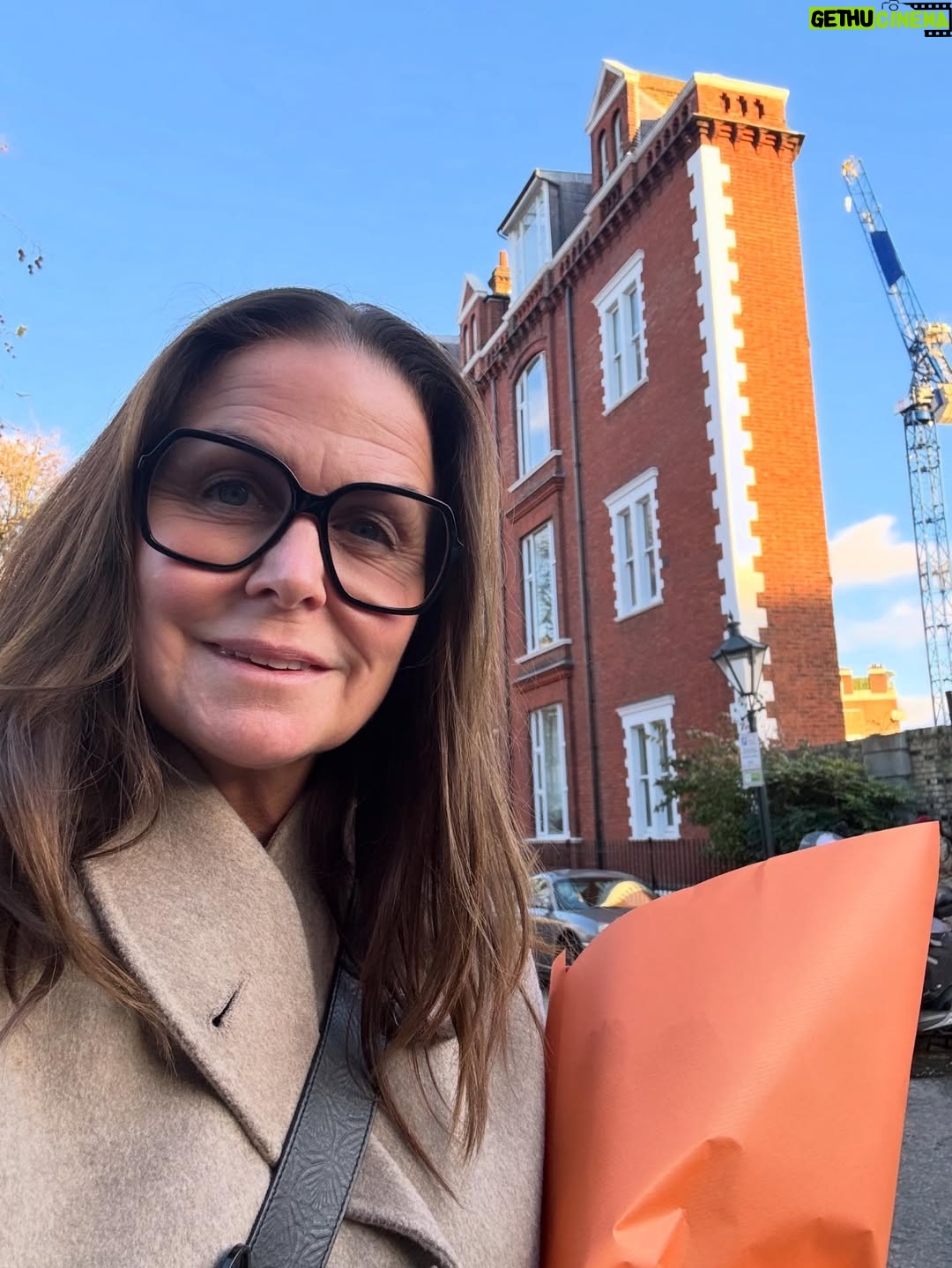 Titti Schultz - 5.3K Likes - Uppvärmd och klar för jul! 🌲
Pengarna slut så nu åker jag hem och jobbar lite.
