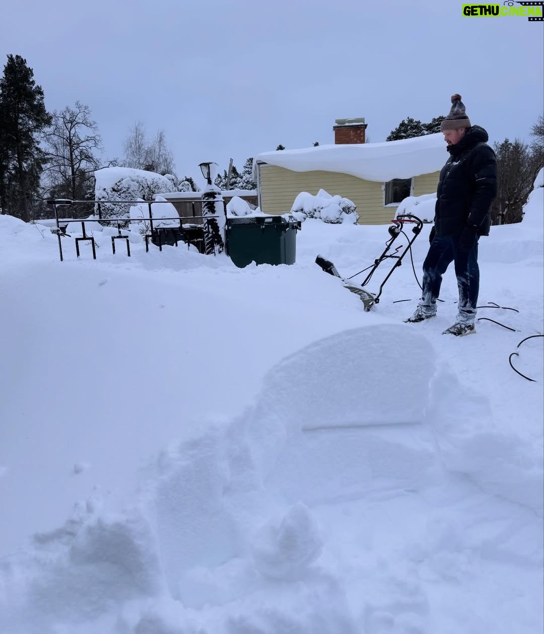 Titti Schultz - 8.6K Likes - Det ser kanske inte så mycket ut men jäklar vad vi skottat! Bilen går till exempel att backa ut nu…
❄️❄️❄️❄️❄️