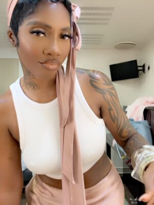 Tiwa Savage Instagram - Thank you 💖

📸 @kehindeasani @michaeltubescreations1

Outfit by @niallk.elly 
jewellery by @pebble.london 
Styled by @rudysimbabetty