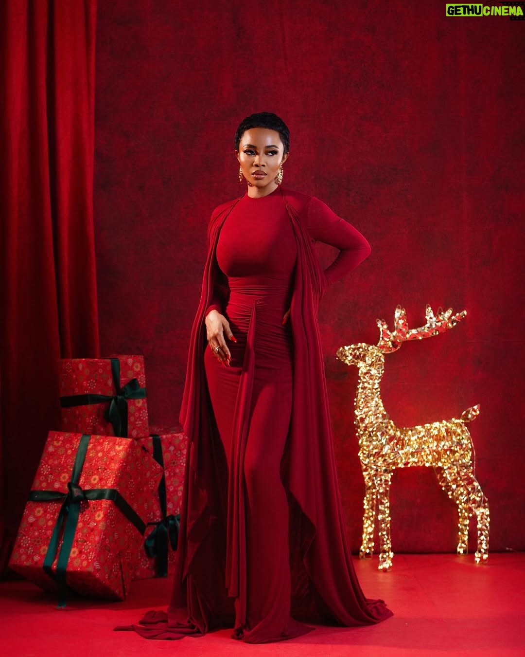 Toke Makinwa - 83K Likes - Christmas mornings used to be so quiet, I’ll go out on Xmas Eve and sleep through the day.
Christmas 2025 helloooooooo
This year my heart is not just full, my cup runneth over.

Thank you Lord.
Merry Christmas 🎄 from Yakira Eliana and I. 
Hope your family is blessed