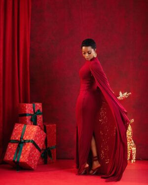 Toke Makinwa Instagram - Christmas mornings used to be so quiet, I’ll go out on Xmas Eve and sleep through the day.
Christmas 2025 helloooooooo
This year my heart is not just full, my cup runneth over.

Thank you Lord.
Merry Christmas 🎄 from Yakira Eliana and I. 
Hope your family is blessed