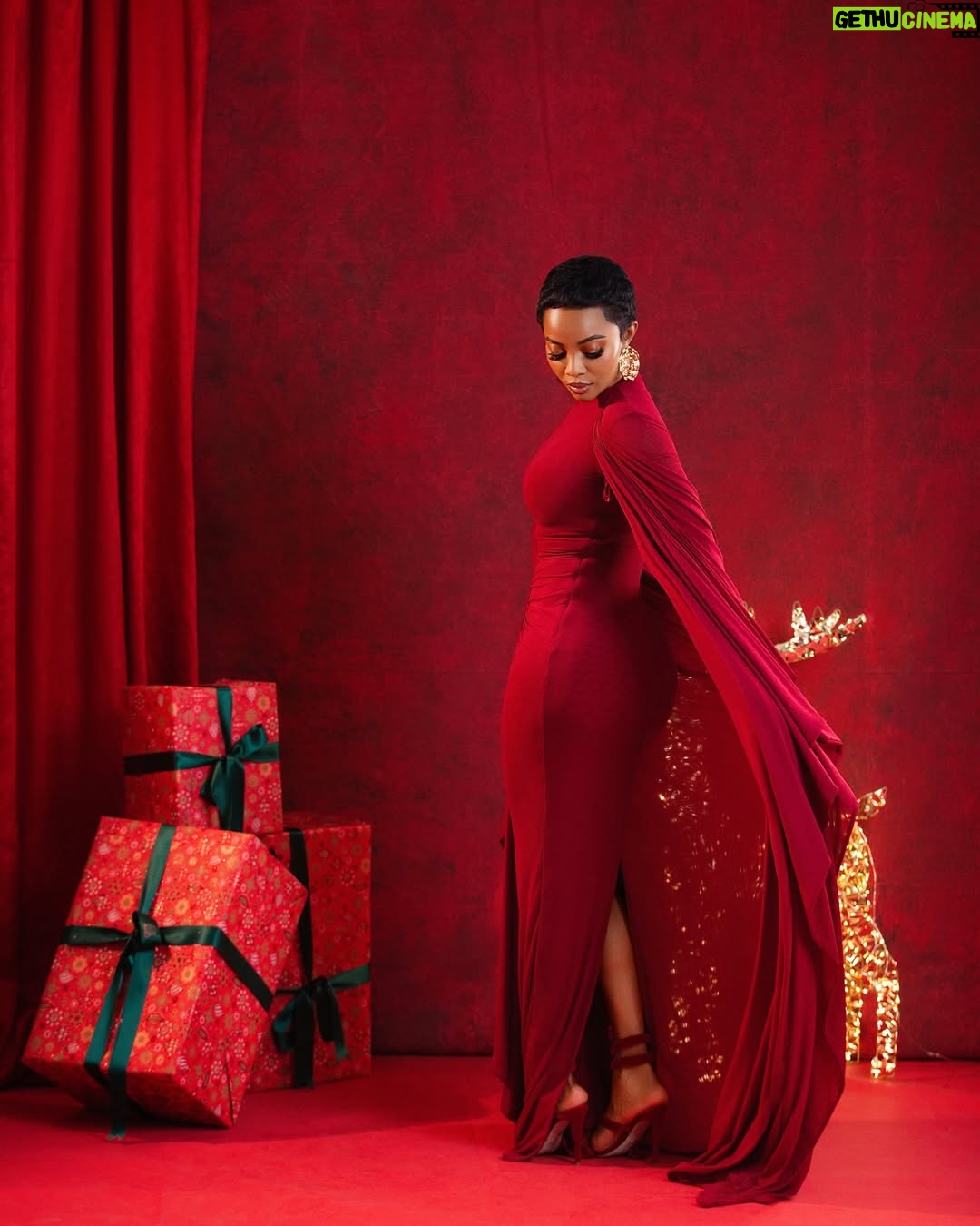 Toke Makinwa - 83K Likes - Christmas mornings used to be so quiet, I’ll go out on Xmas Eve and sleep through the day.
Christmas 2025 helloooooooo
This year my heart is not just full, my cup runneth over.

Thank you Lord.
Merry Christmas 🎄 from Yakira Eliana and I. 
Hope your family is blessed