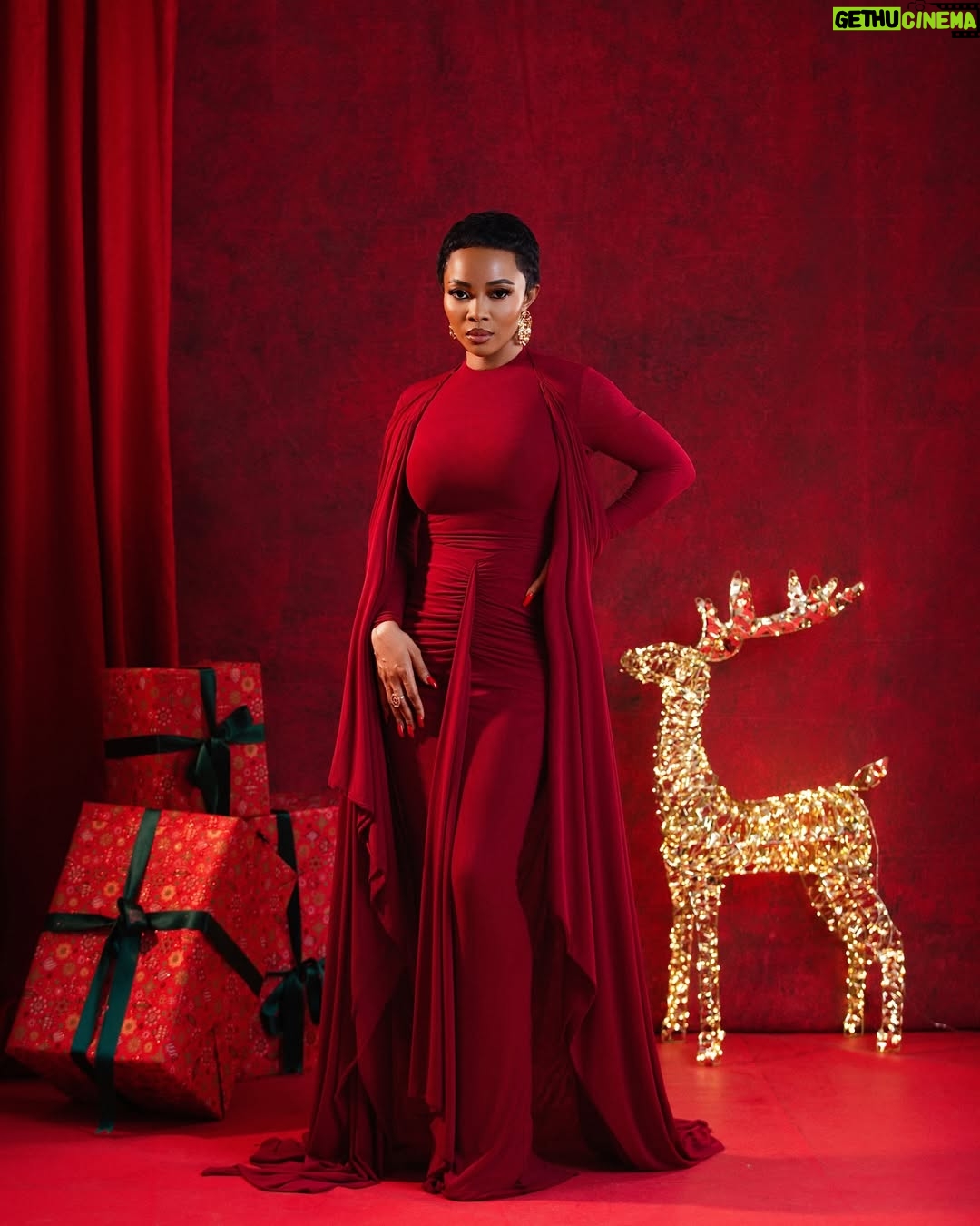 Toke Makinwa - 83K Likes - Christmas mornings used to be so quiet, I’ll go out on Xmas Eve and sleep through the day.
Christmas 2025 helloooooooo
This year my heart is not just full, my cup runneth over.

Thank you Lord.
Merry Christmas 🎄 from Yakira Eliana and I. 
Hope your family is blessed