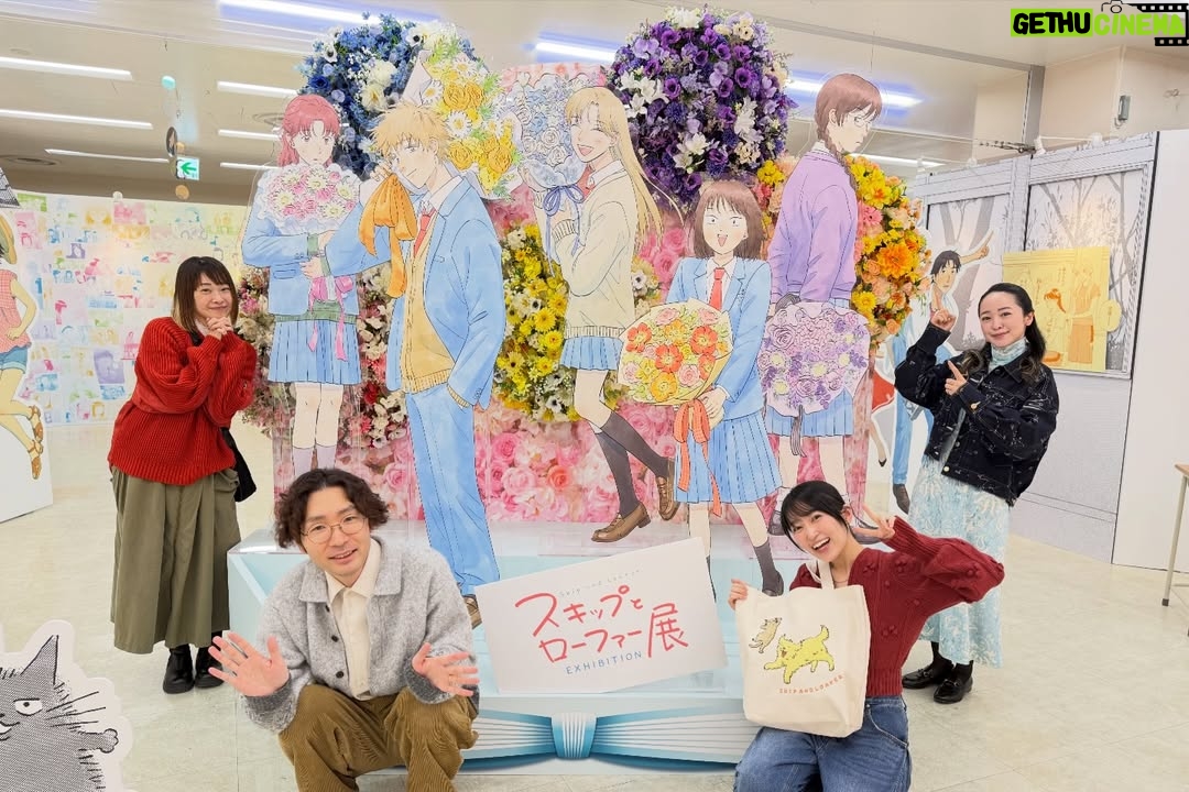 Tomoyo Kurosawa - 3.2K Likes - スキップとローファー展👞🌸
作品の持つ求心力にキャストもスタッフも愛爛漫です。

東京会場は閉幕しましたが、
この後名古屋・大阪・金沢と各都市を巡っていきます。
録り下ろしの特別ボイスも盛りだくさんの展示ですので、ぜひ遊びにいってください！

何よりグッズがめちゃくちゃかわいいです🐶

・・・・・・・・・・・・・

「スキップとローファー展」

●前売券(税込)
・一般入場券 1,800円
・グッズ付き入場券 3,800円
●当日券(税込)
・一般入場券 2,000円
・グッズ付き入場券 3,800円

※2歳以下は入場無料。必ず保護者同伴必須。 （保護者の方はチケットをご購入ください。）
※券売状況により会場入口での当日券販売を行わない場合がございます。
※グッズ付き入場券は数量限定のため、規定数に達し次第販売終了となります。
※名古屋会場のグッズ付き入場券（当日券）は、前売券で予定数に達しなかった場合に限り、会場のみで販売いたします。チケットぴあでのお取り扱いはございませんので、ご留意ください。

・・・・・・・・・・

#スキップとローファー 
#黒沢ともよ