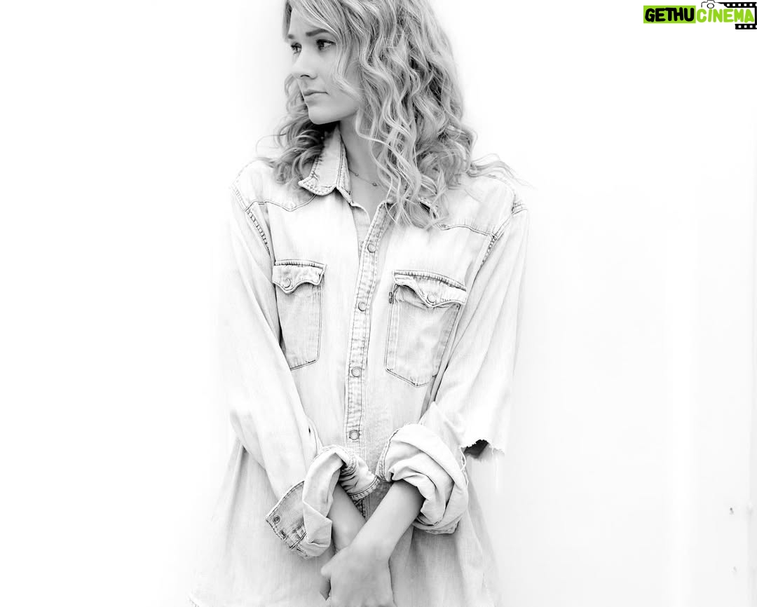 Tori Anderson - 4.3K Likes - the new Canadian tuxedo
📷 @timleyes
