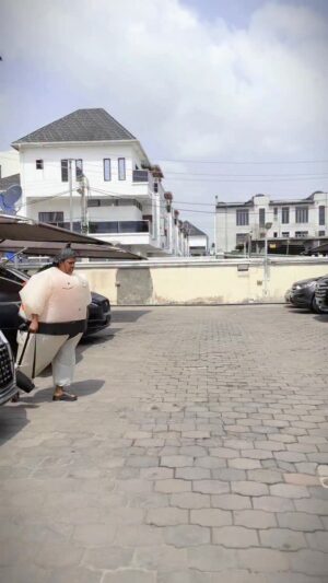 Toyin Abraham Instagram - Oversabi Aunty is showing in cinemas near you, im waiting for you at Silverbird cinema ikeja like this pls fam🙏❤️
