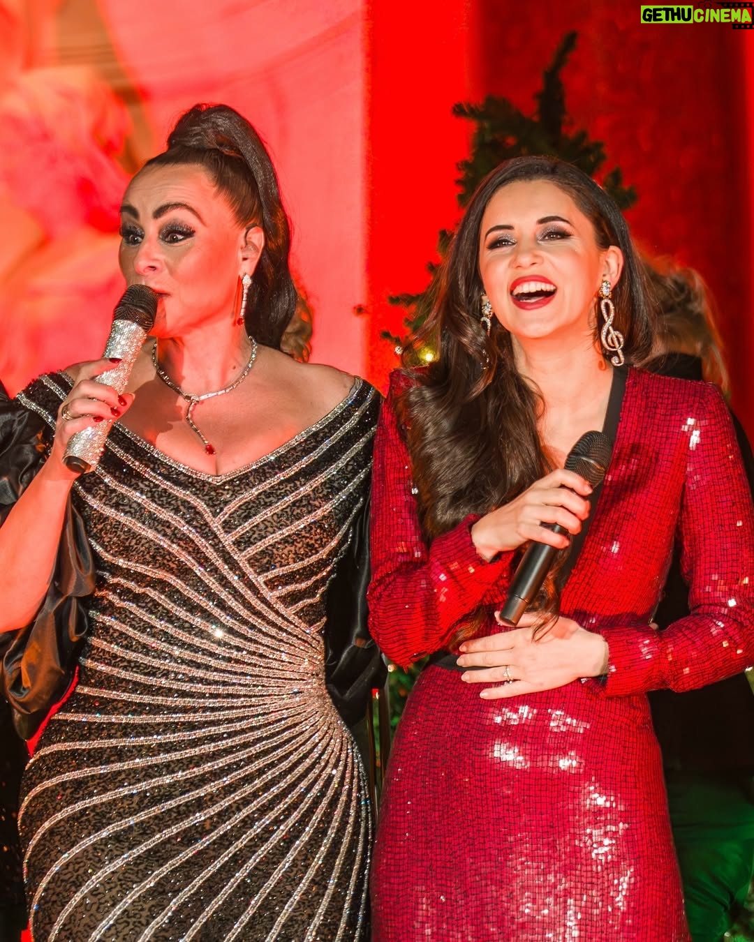 Trijntje Oosterhuis - 10.3K Likes - Wat een afsluiter van het jaar. 🎄Mijn laatste concert samen met the one and only @trijntjeoosterhuis! Wat een vakvrouw, ik heb met bewondering naast haar gestaan. Dank je wel, Trijntje, voor de uitnodiging ♥️ en tot de volgende 😉

Look by @martvissernl
Photo @jaapkroonfotografie