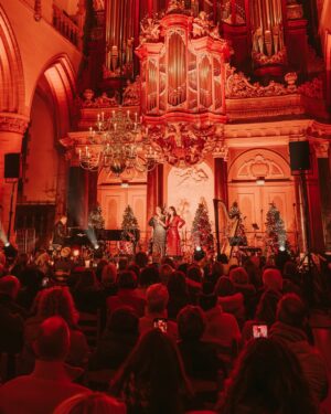 Trijntje Oosterhuis Instagram - Wat een afsluiter van het jaar. 🎄Mijn laatste concert samen met the one and only @trijntjeoosterhuis! Wat een vakvrouw, ik heb met bewondering naast haar gestaan. Dank je wel, Trijntje, voor de uitnodiging ♥️ en tot de volgende 😉

Look by @martvissernl
Photo @jaapkroonfotografie