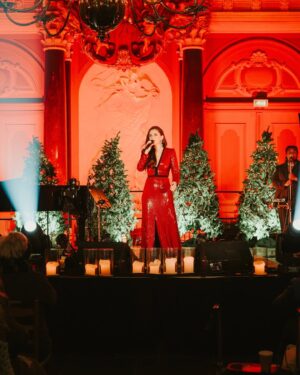 Trijntje Oosterhuis Instagram - Wat een afsluiter van het jaar. 🎄Mijn laatste concert samen met the one and only @trijntjeoosterhuis! Wat een vakvrouw, ik heb met bewondering naast haar gestaan. Dank je wel, Trijntje, voor de uitnodiging ♥️ en tot de volgende 😉

Look by @martvissernl
Photo @jaapkroonfotografie