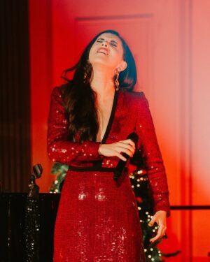 Trijntje Oosterhuis Instagram - Wat een afsluiter van het jaar. 🎄Mijn laatste concert samen met the one and only @trijntjeoosterhuis! Wat een vakvrouw, ik heb met bewondering naast haar gestaan. Dank je wel, Trijntje, voor de uitnodiging ♥️ en tot de volgende 😉

Look by @martvissernl
Photo @jaapkroonfotografie