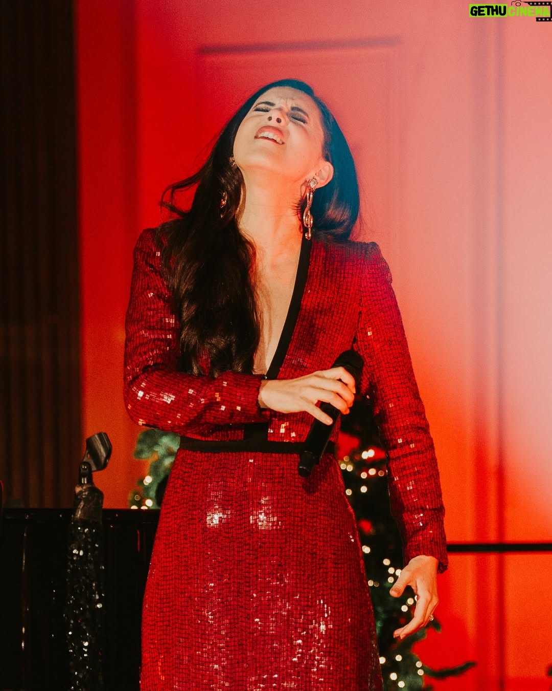 Trijntje Oosterhuis - 10.3K Likes - Wat een afsluiter van het jaar. 🎄Mijn laatste concert samen met the one and only @trijntjeoosterhuis! Wat een vakvrouw, ik heb met bewondering naast haar gestaan. Dank je wel, Trijntje, voor de uitnodiging ♥️ en tot de volgende 😉

Look by @martvissernl
Photo @jaapkroonfotografie