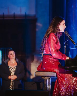 Trijntje Oosterhuis Instagram - Wat een afsluiter van het jaar. 🎄Mijn laatste concert samen met the one and only @trijntjeoosterhuis! Wat een vakvrouw, ik heb met bewondering naast haar gestaan. Dank je wel, Trijntje, voor de uitnodiging ♥️ en tot de volgende 😉

Look by @martvissernl
Photo @jaapkroonfotografie