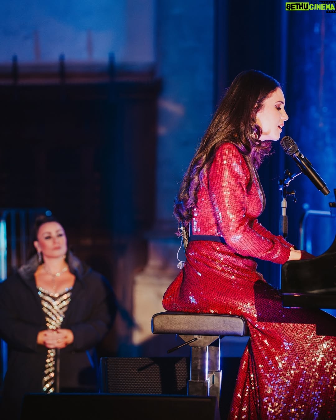 Trijntje Oosterhuis - 10.3K Likes - Wat een afsluiter van het jaar. 🎄Mijn laatste concert samen met the one and only @trijntjeoosterhuis! Wat een vakvrouw, ik heb met bewondering naast haar gestaan. Dank je wel, Trijntje, voor de uitnodiging ♥️ en tot de volgende 😉

Look by @martvissernl
Photo @jaapkroonfotografie