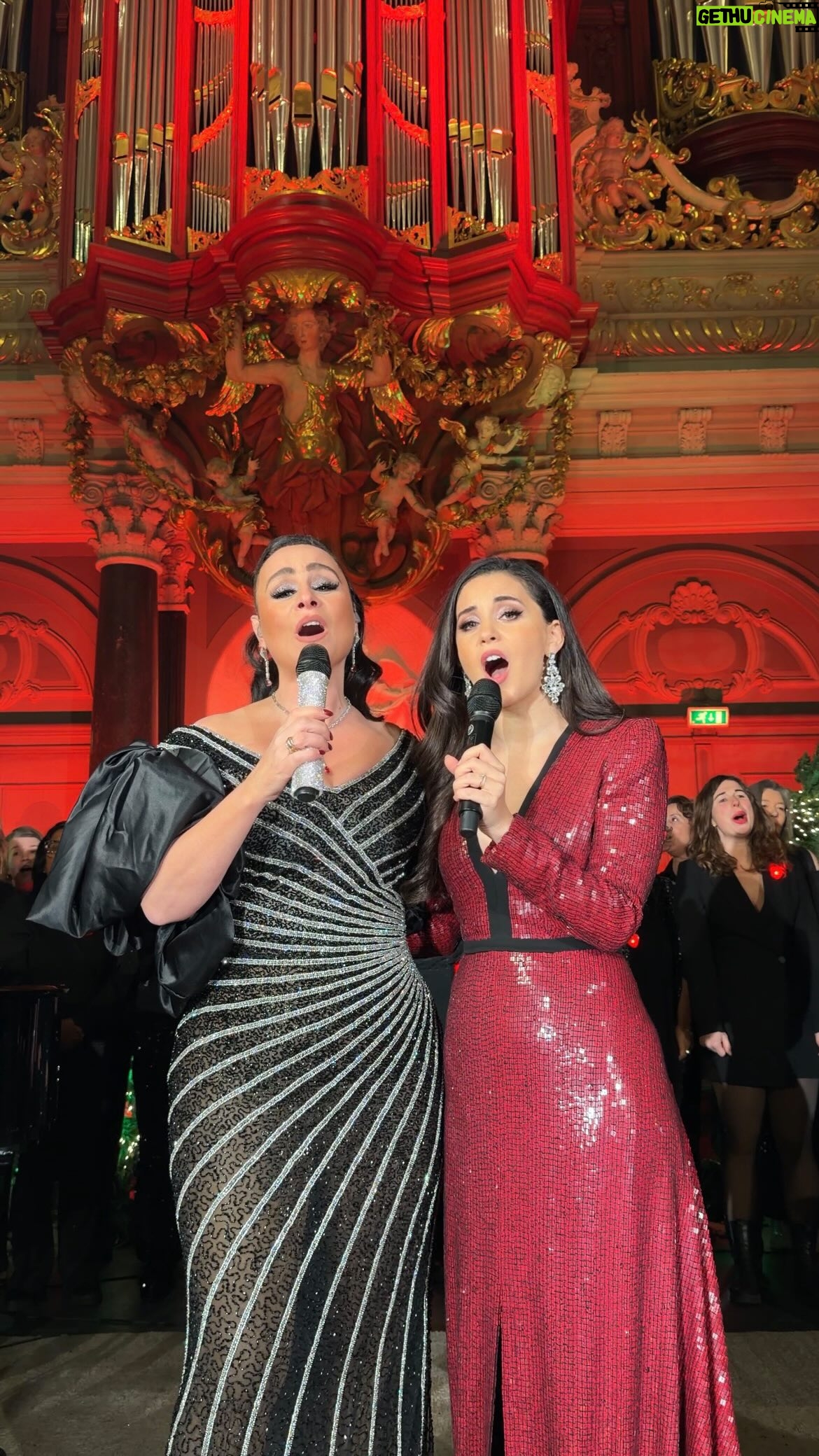 Trijntje Oosterhuis - 9.5K Likes - Merry Christmas everyone 🎄❤️
Dit was ’m… de ALLERLAATSTE Soulful Christmas show van 2025 ✨ In dit prachtige liedje Fragile vangen we oprecht de sfeer en frequentie waarin wij in verbinding staan met ons publiek, dat symbolisch hun lichtje schijnt als liefdevol, positief tegenlicht in deze roerige tijden.

@karsudonmez, wat een gift, wat een trilling… wat was jij geweldig🔥 En dat jij als verrassing een liedje van mijn vader @huuboosterhuisfonds zong… ik was TOT TRANEN geroerd 😭 LOVE!!! Zo is hij er toch een beetje bij deze kerst.

Grote dank aan @remyvkesteren op harp, @hansvroomanspiano op de piano en mijn backing angels @pattylouofficial, @stories_of_roza en @lacroessilvany. We hebben zo intens genoten, gelachen en jullie liefde gevoeld. Supertrots en dankbaar! 

Dank, lief publiek, voor jullie warmte, liefde en prachtige verhalen tijdens de verzoeknummers. Muziek brengt ons samen… altijd! Op naar een gezond, liefdevol en MUZIKAAL 2026!!! 🎶❤️♾️

Styling Trijntje: @maureenpowel & @lara_eleven 
Styling Karsu: @martvissernl 

#soulfulchristmas #dankbaar #supertrots #love 🔥✨