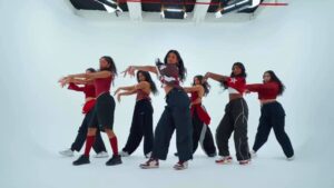 Tushita Shrivastav Instagram - every year i like getting a group of people together to bring a vision to life that feels representative of who i am at this stage of life - this year was no different
as someone who’s always enjoyed classic hindi songs and expressing through dance, I wanted to bring a modern twist to the nostalgia this song brings and this group of ladies perfectly embodied that
grounded • chaotic • intentional
hope yall enjoy watching this as much as we did creating!
direction & choreography: @tushita.shrivastav
dancers: @kpilldance @neha.rodeo @pramoda_b @shilpagidugu @sreyacherukuri @trishasharmaa_
videography: @toon_tv_