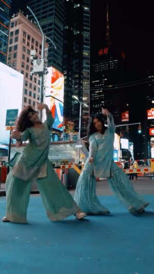 Tushita Shrivastav Instagram - Dhurandhar fever takes Times Square 🗽
Our first big break and we’re only getting started! 🧿🥹Watch this space and give it a follow for some updates and announcements. Till then, we are so excited to announce our class is at MAXIMUM capacity! We are trying our best to move to a larger venue. We love you New York - keep dancing 🪩
@saregama_official
@vijayganguly
@ranveersingh @saraarjunn @itsafsanakhan
filmed by : @toon_tv_
#dhurandhar #bollywood #newyork #manhattan #besties