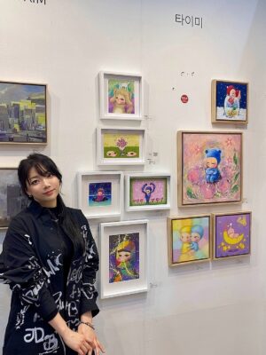 Tymee Instagram - 서울아트쇼2025 감사히 마무리 했습니다.
24일부터 28일까지 매일 코엑스에서 
많은 분들과 인사 나누며 좋은 추억을 쌓았습니다.
추운 날씨에도 귀한 시간 내주시고 발걸음 해주신 모든 분들, 그리고 사랑스런 제 작품들 소장해주신 콜렉터분들 감사합니다.

예술과 창작에 대해 더 많이 고민하고 성숙해지는 시간들을 갖고, 내년엔 더 성장한 모습으로 작품을 대해보려 합니다.
그림 세계는 참 어렵고 복잡하다가도 엄청나게 즐겁네요. 
앞으로의 제 창작들이 저를 행복하게 하고, 
더 많은 사람들을 밝혀주길 바라봅니다. 

늘 응원해주셔서 감사합니다.