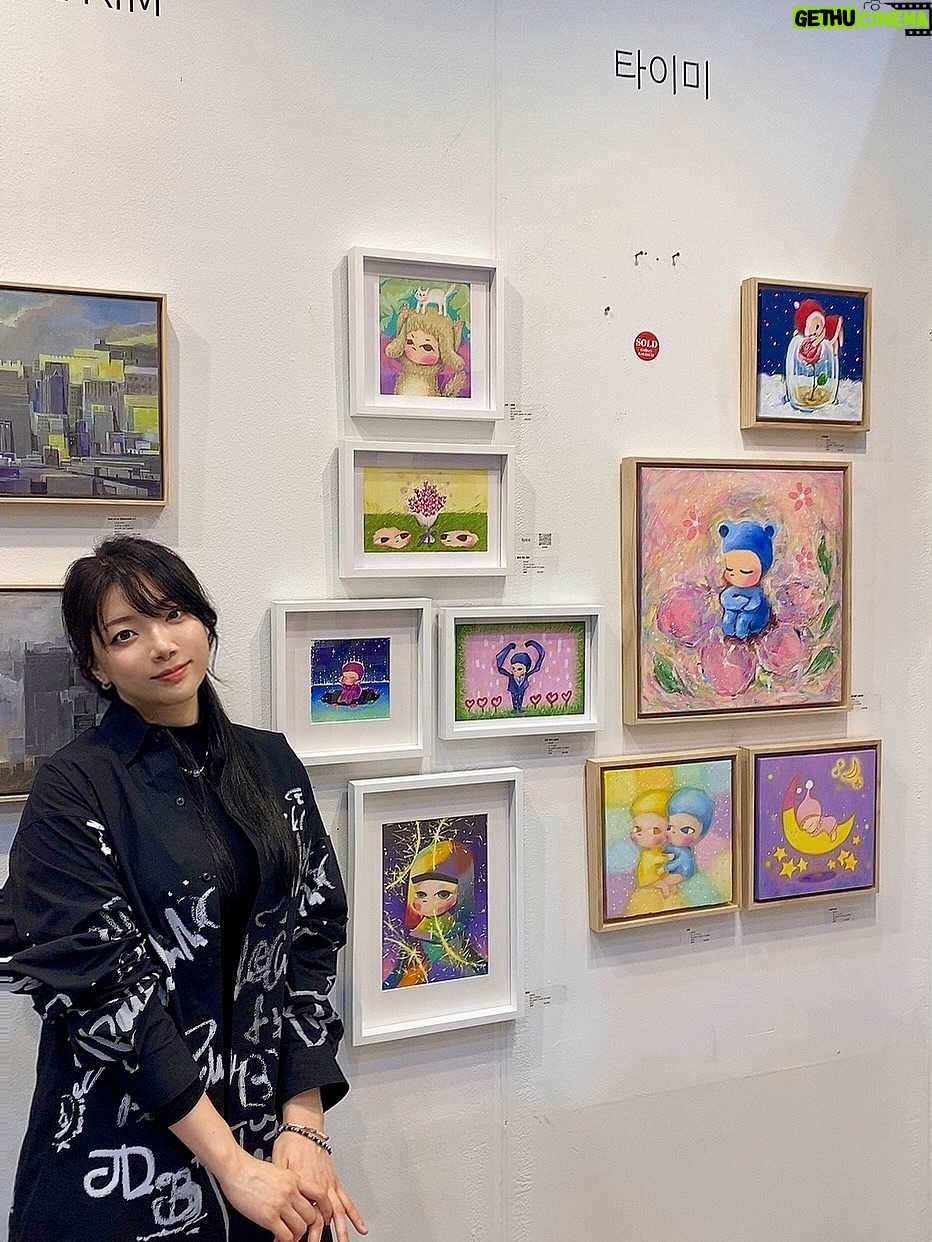 Tymee - 1K Likes - 서울아트쇼2025 감사히 마무리 했습니다.
24일부터 28일까지 매일 코엑스에서 
많은 분들과 인사 나누며 좋은 추억을 쌓았습니다.
추운 날씨에도 귀한 시간 내주시고 발걸음 해주신 모든 분들, 그리고 사랑스런 제 작품들 소장해주신 콜렉터분들 감사합니다.

예술과 창작에 대해 더 많이 고민하고 성숙해지는 시간들을 갖고, 내년엔 더 성장한 모습으로 작품을 대해보려 합니다.
그림 세계는 참 어렵고 복잡하다가도 엄청나게 즐겁네요. 
앞으로의 제 창작들이 저를 행복하게 하고, 
더 많은 사람들을 밝혀주길 바라봅니다. 

늘 응원해주셔서 감사합니다.