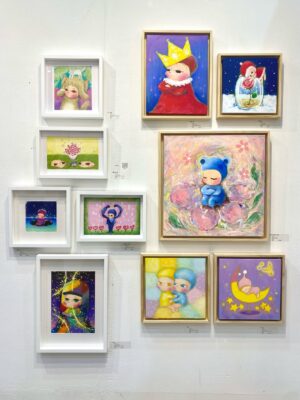 Tymee Instagram - 서울아트쇼2025 감사히 마무리 했습니다.
24일부터 28일까지 매일 코엑스에서 
많은 분들과 인사 나누며 좋은 추억을 쌓았습니다.
추운 날씨에도 귀한 시간 내주시고 발걸음 해주신 모든 분들, 그리고 사랑스런 제 작품들 소장해주신 콜렉터분들 감사합니다.

예술과 창작에 대해 더 많이 고민하고 성숙해지는 시간들을 갖고, 내년엔 더 성장한 모습으로 작품을 대해보려 합니다.
그림 세계는 참 어렵고 복잡하다가도 엄청나게 즐겁네요. 
앞으로의 제 창작들이 저를 행복하게 하고, 
더 많은 사람들을 밝혀주길 바라봅니다. 

늘 응원해주셔서 감사합니다.
