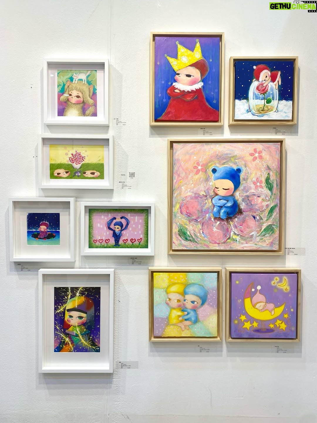 Tymee - 1K Likes - 서울아트쇼2025 감사히 마무리 했습니다.
24일부터 28일까지 매일 코엑스에서 
많은 분들과 인사 나누며 좋은 추억을 쌓았습니다.
추운 날씨에도 귀한 시간 내주시고 발걸음 해주신 모든 분들, 그리고 사랑스런 제 작품들 소장해주신 콜렉터분들 감사합니다.

예술과 창작에 대해 더 많이 고민하고 성숙해지는 시간들을 갖고, 내년엔 더 성장한 모습으로 작품을 대해보려 합니다.
그림 세계는 참 어렵고 복잡하다가도 엄청나게 즐겁네요. 
앞으로의 제 창작들이 저를 행복하게 하고, 
더 많은 사람들을 밝혀주길 바라봅니다. 

늘 응원해주셔서 감사합니다.