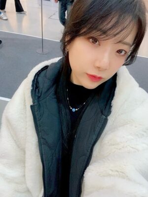 Tymee Instagram - 서울아트쇼2025 감사히 마무리 했습니다.
24일부터 28일까지 매일 코엑스에서 
많은 분들과 인사 나누며 좋은 추억을 쌓았습니다.
추운 날씨에도 귀한 시간 내주시고 발걸음 해주신 모든 분들, 그리고 사랑스런 제 작품들 소장해주신 콜렉터분들 감사합니다.

예술과 창작에 대해 더 많이 고민하고 성숙해지는 시간들을 갖고, 내년엔 더 성장한 모습으로 작품을 대해보려 합니다.
그림 세계는 참 어렵고 복잡하다가도 엄청나게 즐겁네요. 
앞으로의 제 창작들이 저를 행복하게 하고, 
더 많은 사람들을 밝혀주길 바라봅니다. 

늘 응원해주셔서 감사합니다.