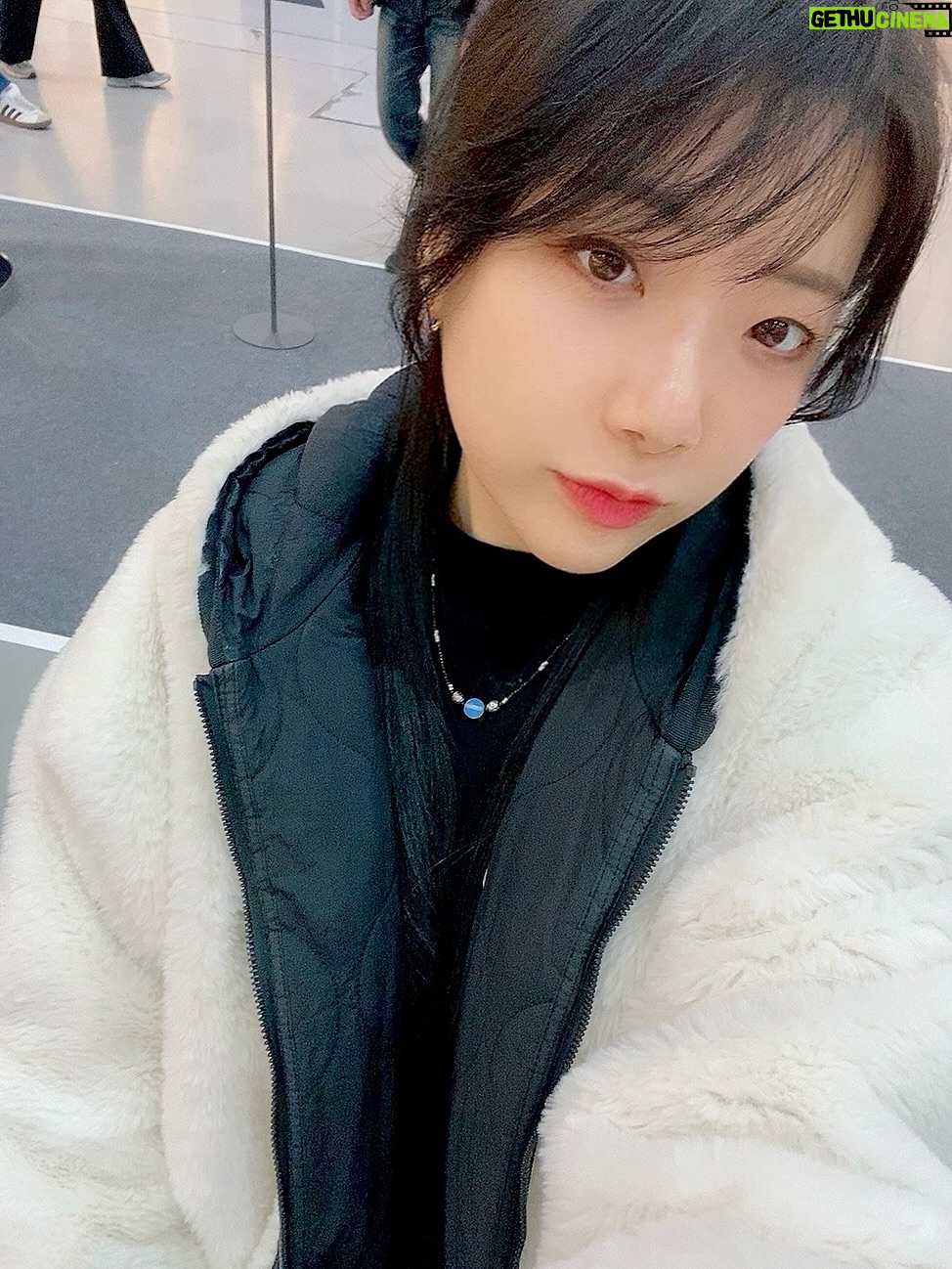 Tymee - 1K Likes - 서울아트쇼2025 감사히 마무리 했습니다.
24일부터 28일까지 매일 코엑스에서 
많은 분들과 인사 나누며 좋은 추억을 쌓았습니다.
추운 날씨에도 귀한 시간 내주시고 발걸음 해주신 모든 분들, 그리고 사랑스런 제 작품들 소장해주신 콜렉터분들 감사합니다.

예술과 창작에 대해 더 많이 고민하고 성숙해지는 시간들을 갖고, 내년엔 더 성장한 모습으로 작품을 대해보려 합니다.
그림 세계는 참 어렵고 복잡하다가도 엄청나게 즐겁네요. 
앞으로의 제 창작들이 저를 행복하게 하고, 
더 많은 사람들을 밝혀주길 바라봅니다. 

늘 응원해주셔서 감사합니다.