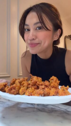 Tyna Dwi Jayanti Instagram - Siang tadi ngidam tempe, buat lah aku Tempe Krenyes Daun Jeruk. Mantap simple.
- tempe cubit2 asal 😜
- tepung terigu
- tepung beras sedikitt
- garem
- kaldu jamur
- daun jeruk (wajib)
- air
Bumbu halus
- baput 15
- bamer 10
- kunyit
- ketumbar
- rawit (selera)
Cara buat nya kayak di video ya, ujung2nya aku makan pake nasi sama sambel bawang gils nikmatnyaaa!
Mantul markidul, selamat mencoba mayan buat netflix-an 😋