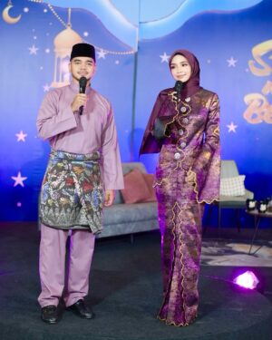 Ummi Nazeera Instagram - Ummi jadi host! 😆
Sparing saya hero zaman drama “.Cukup! Sudah! Apa yang sudah?” Haha
#SahurMacamBerbuka out this sunday on Astro