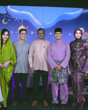 Ummi Nazeera Instagram - Ummi jadi host! 😆
Sparing saya hero zaman drama “.Cukup! Sudah! Apa yang sudah?” Haha
#SahurMacamBerbuka out this sunday on Astro