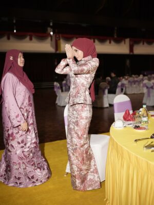 Ummi Nazeera Instagram - KanWork Charity Hi-Tea 2025
Menjunjung kasih DYMM Tengku Permaisuri Selangor atas kesudian menerima replika cek sumbangan daripada kami.
Truly honoured to be part of such a meaningful cause.. witnessing the strength, grace, and smiles of all the cancer survivors was truly inspiring. 💖✨