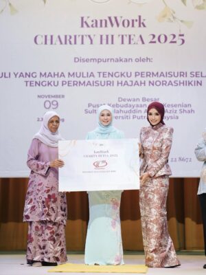 Ummi Nazeera Instagram - KanWork Charity Hi-Tea 2025
Menjunjung kasih DYMM Tengku Permaisuri Selangor atas kesudian menerima replika cek sumbangan daripada kami.
Truly honoured to be part of such a meaningful cause.. witnessing the strength, grace, and smiles of all the cancer survivors was truly inspiring. 💖✨