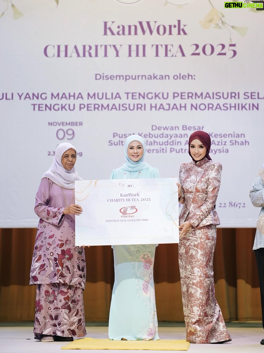 Ummi Nazeera - 44.3K Likes - KanWork Charity Hi-Tea 2025

Menjunjung kasih DYMM Tengku Permaisuri Selangor atas kesudian menerima replika cek sumbangan daripada kami.

Truly honoured to be part of such a meaningful cause.. witnessing the strength, grace, and smiles of all the cancer survivors was truly inspiring. 💖✨