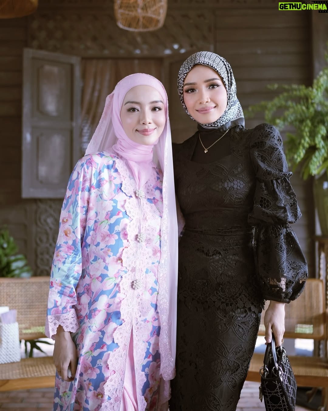 Ummi Nazeera - 16K Likes - Raya dengan kawan. ☺️

Harini last day Syawal kan? 🤔

Thanks for having me darling @mfmirafilzah
