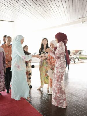 Ummi Nazeera Instagram - KanWork Charity Hi-Tea 2025
Menjunjung kasih DYMM Tengku Permaisuri Selangor atas kesudian menerima replika cek sumbangan daripada kami.
Truly honoured to be part of such a meaningful cause.. witnessing the strength, grace, and smiles of all the cancer survivors was truly inspiring. 💖✨