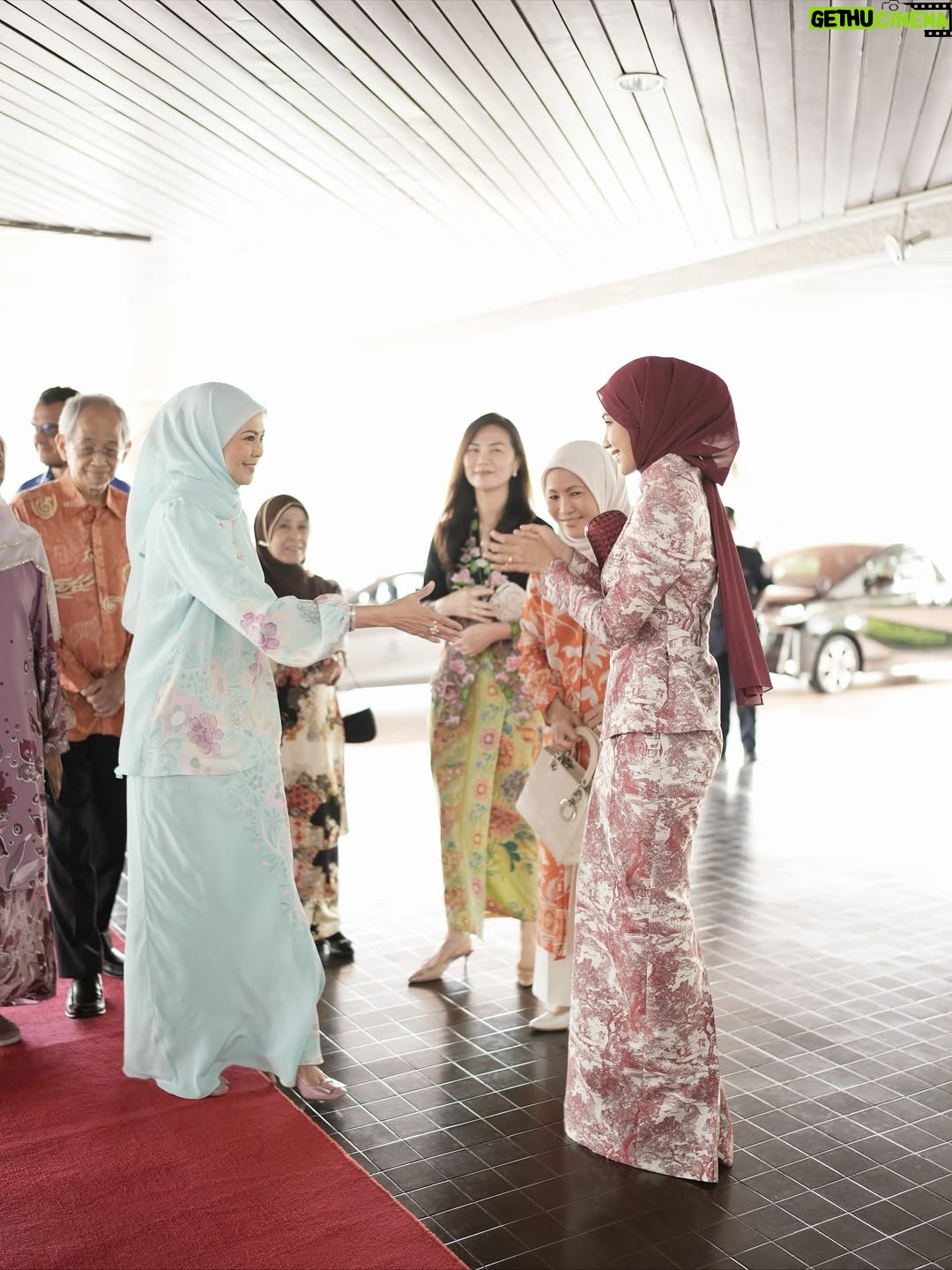 Ummi Nazeera - 44.3K Likes - KanWork Charity Hi-Tea 2025

Menjunjung kasih DYMM Tengku Permaisuri Selangor atas kesudian menerima replika cek sumbangan daripada kami.

Truly honoured to be part of such a meaningful cause.. witnessing the strength, grace, and smiles of all the cancer survivors was truly inspiring. 💖✨