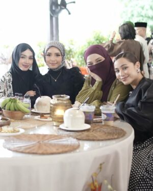 Ummi Nazeera Instagram - Raya dengan kawan. ☺️
Harini last day Syawal kan? 🤔
Thanks for having me darling @mfmirafilzah