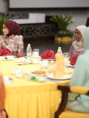 Ummi Nazeera Instagram - KanWork Charity Hi-Tea 2025
Menjunjung kasih DYMM Tengku Permaisuri Selangor atas kesudian menerima replika cek sumbangan daripada kami.
Truly honoured to be part of such a meaningful cause.. witnessing the strength, grace, and smiles of all the cancer survivors was truly inspiring. 💖✨