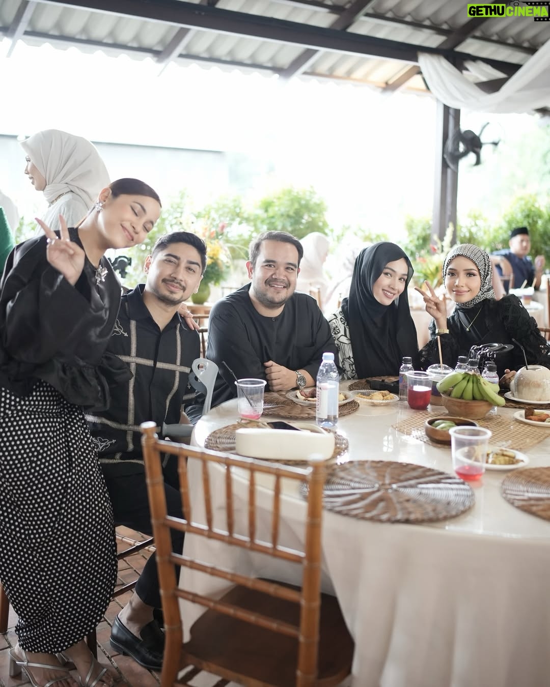 Ummi Nazeera - 16K Likes - Raya dengan kawan. ☺️

Harini last day Syawal kan? 🤔

Thanks for having me darling @mfmirafilzah
