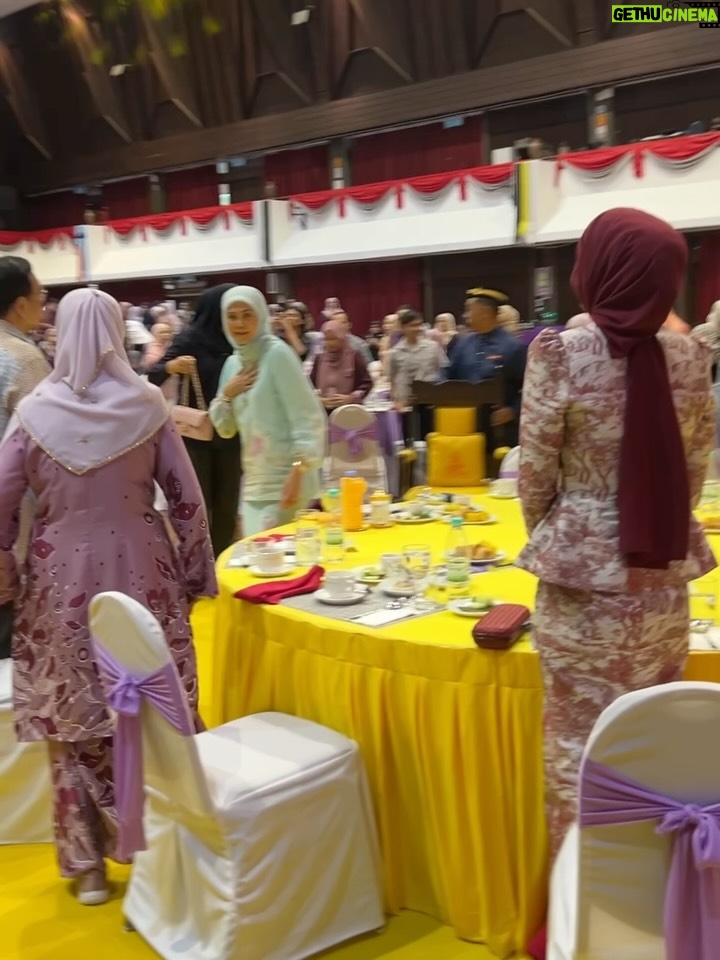 Ummi Nazeera - 44.3K Likes - KanWork Charity Hi-Tea 2025

Menjunjung kasih DYMM Tengku Permaisuri Selangor atas kesudian menerima replika cek sumbangan daripada kami.

Truly honoured to be part of such a meaningful cause.. witnessing the strength, grace, and smiles of all the cancer survivors was truly inspiring. 💖✨